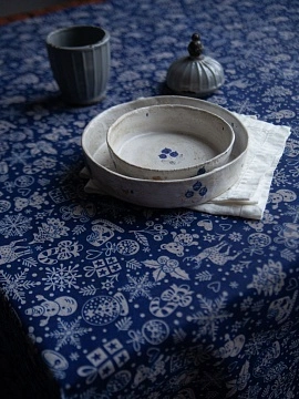 Скатерть льняная Новогодние игрушки на синем без салфеток