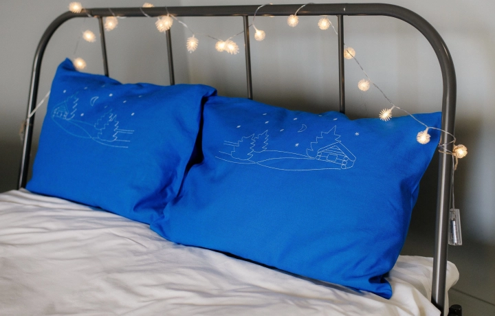 Новогоднее постельное белье и декоративные подушки