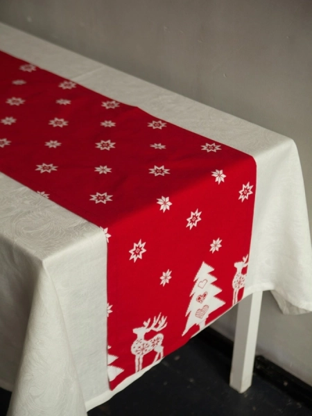 Дорожка льняная Сказка на Рождество цвет красный